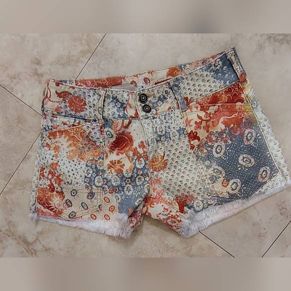 Anthropologie PILCRO The Wanderer Cut Off Denim Patchwork Shorts Women's Sz 26 - Picture 3 of 4
